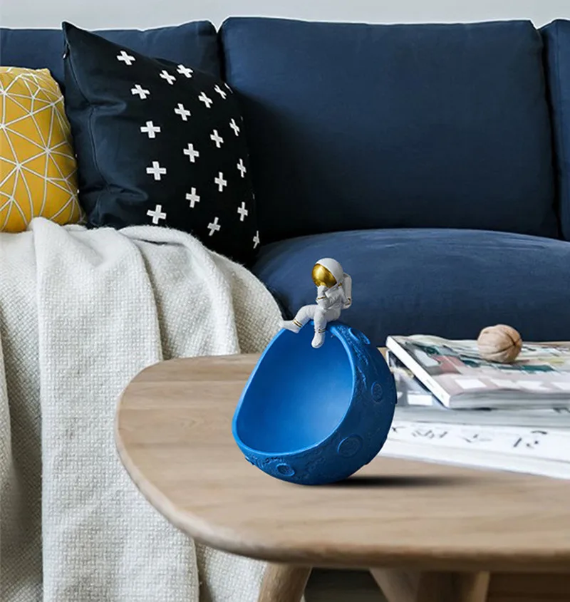 

[MGT] Europe originality Astronaut lunar storage disk with light Resin modern stylish home decoration craft ornaments statue