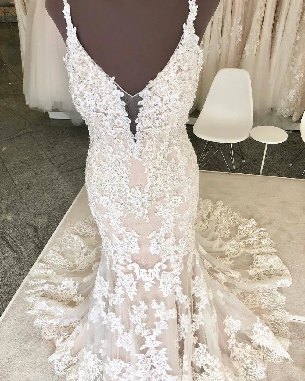 

2021 Spaghetti Straps Backless White Lace V-neck Wedding Dress Mermaid Princess Bridal Gowns Appliques Custom Vestido de Noiva