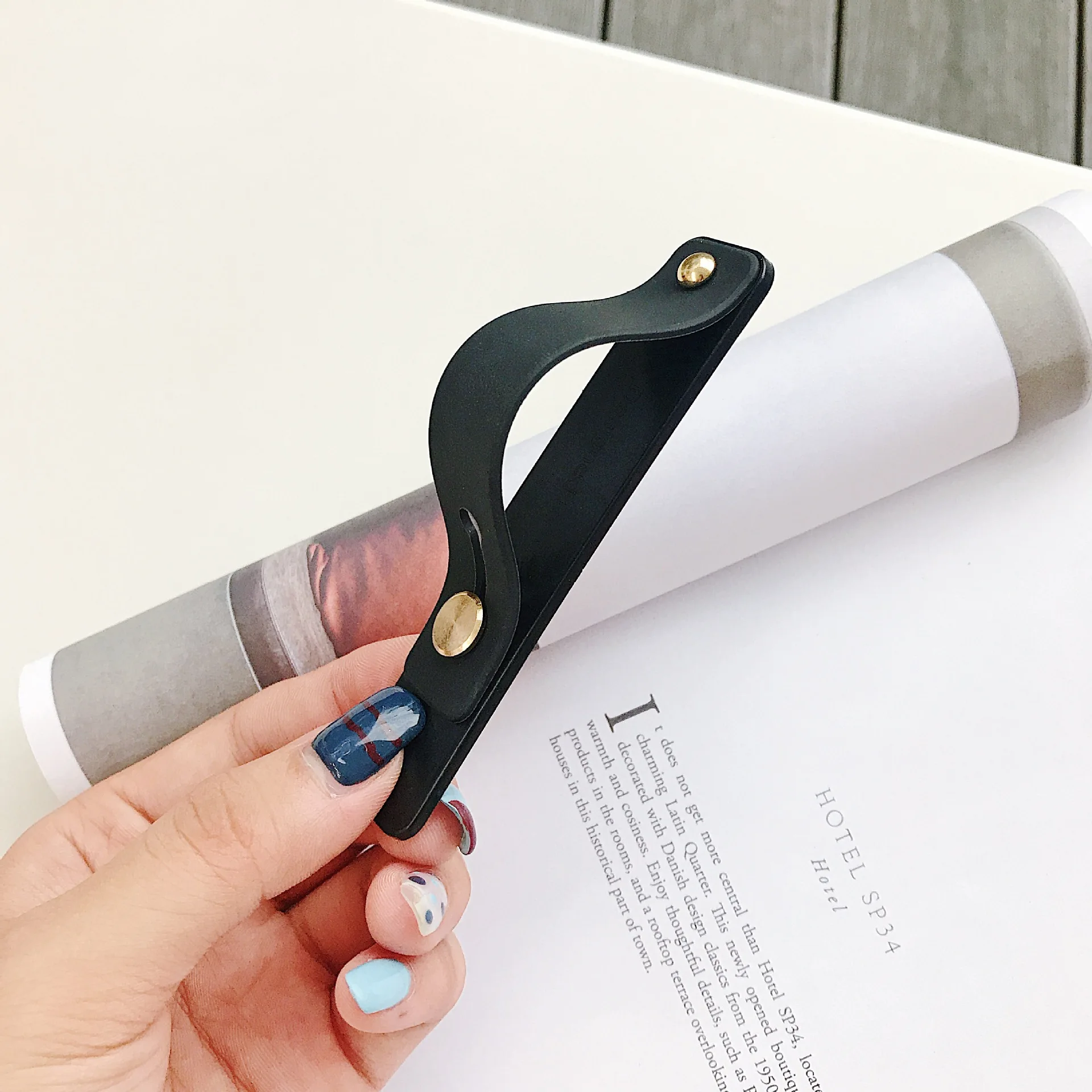 Plain Color Wrist Band Hand Band Finger Grip Mobile Phone Holder Stand Push Pull Universal Phone Socket Holder for Iphone xr 7 8