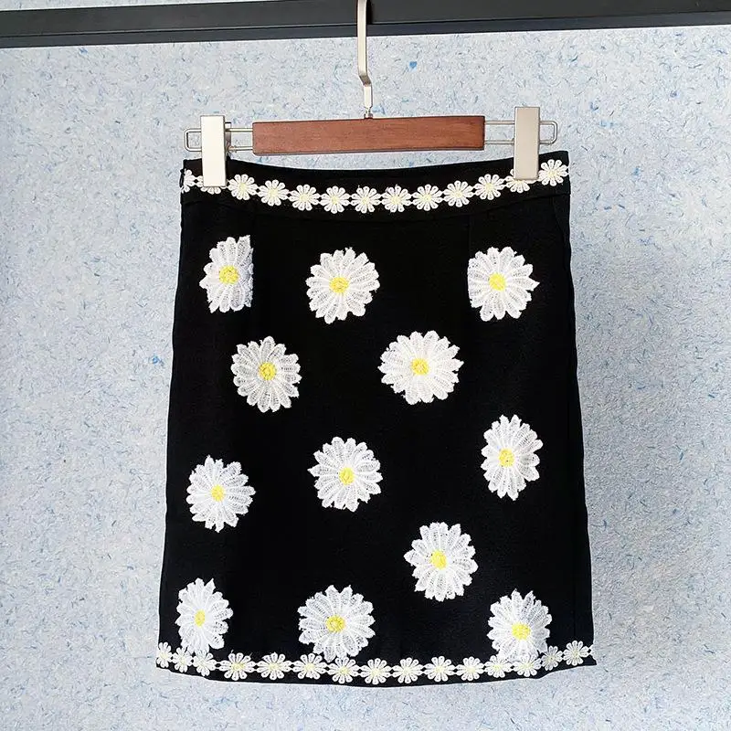 

Holiday Style 3D Embroidery Daisy Flower High Waist A-Line Black Mini Skirt Brand Design Luxury New Clothes 2021
