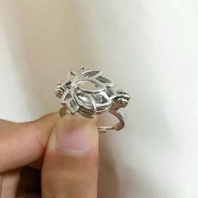 {Cage Ring} кольцо в форме лотоса может открывать и удерживать