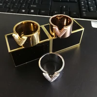 v letter rhinestone rose gold color titanium steel anniversary wedding rings for women