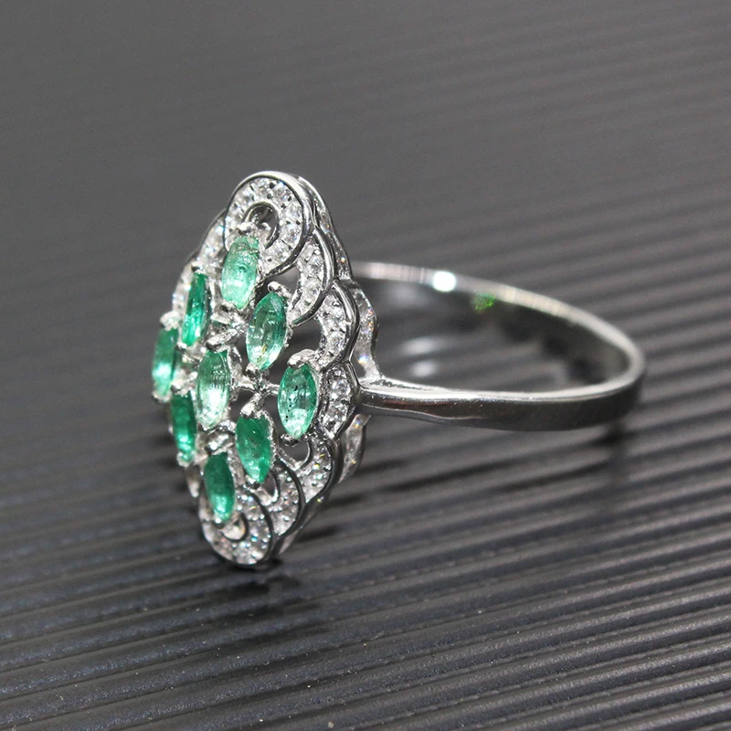 Роскошное женское кольцо из серебра с изумрудом классическое серебряное