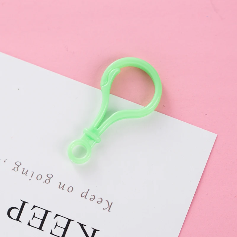 50PCS Plastic Candy Color Key Hook Charms Light Bulb Buckle Chain Toy Accessories Gourd Doll Charm Wholesale | Украшения и