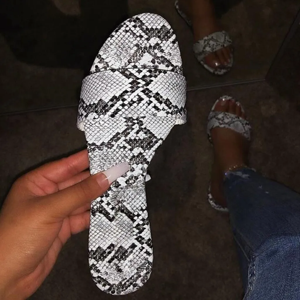 

Сандалии женские в стиле ретро, босоножки со змеиным принтом, плоская подошва, Нескользящие, Повседневные тапочки, большие размеры, лето 2020
