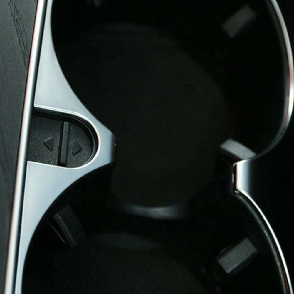 Часть центральной консоли элементы отделки автомобиля оболочка для бутылки