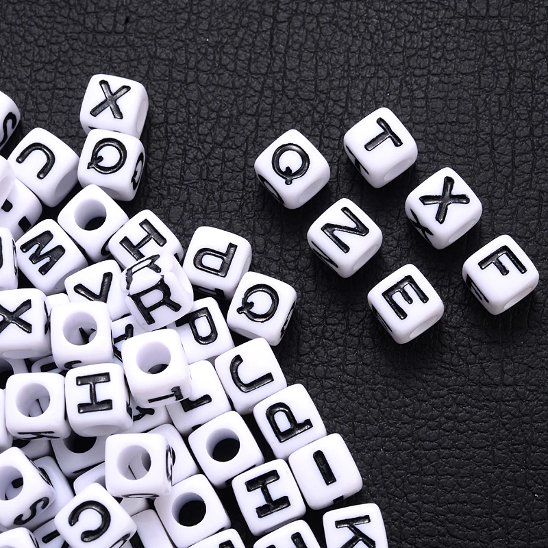 

100 шт. 7x7 мм, бусины-разделители россыпью, модные белые квадратные буквы, акриловые бусины, кубики для изготовления ювелирных изделий, брасле...