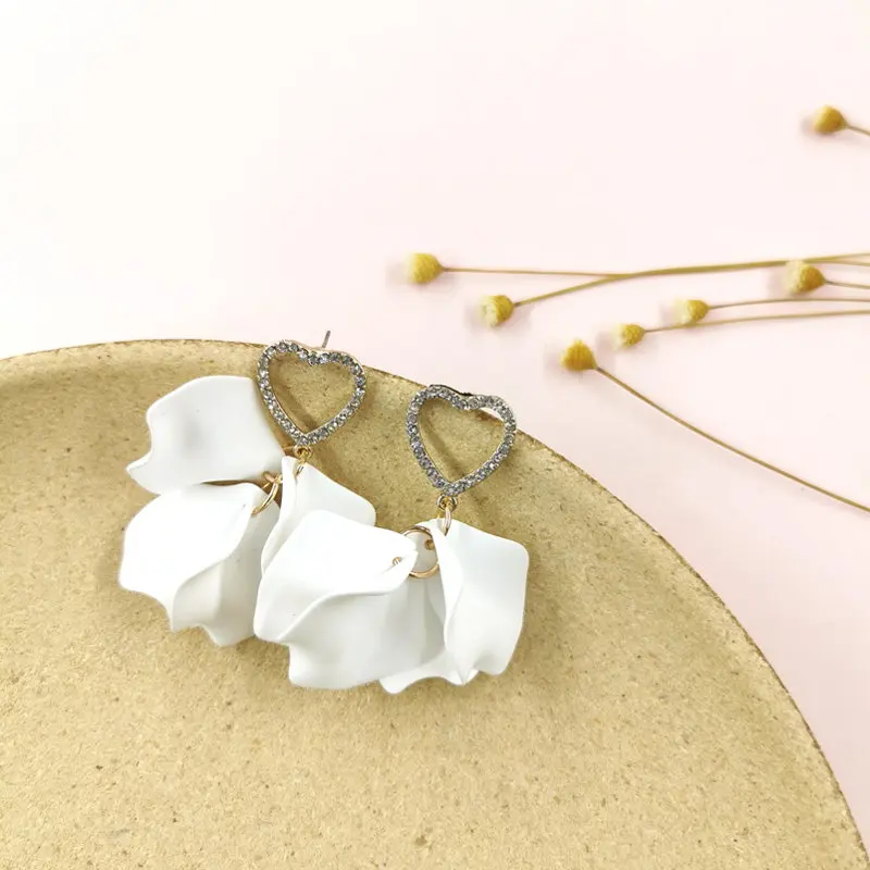 QUMENG милые серьги с сердцем новые корейские Стильные цветочные Лепестковые