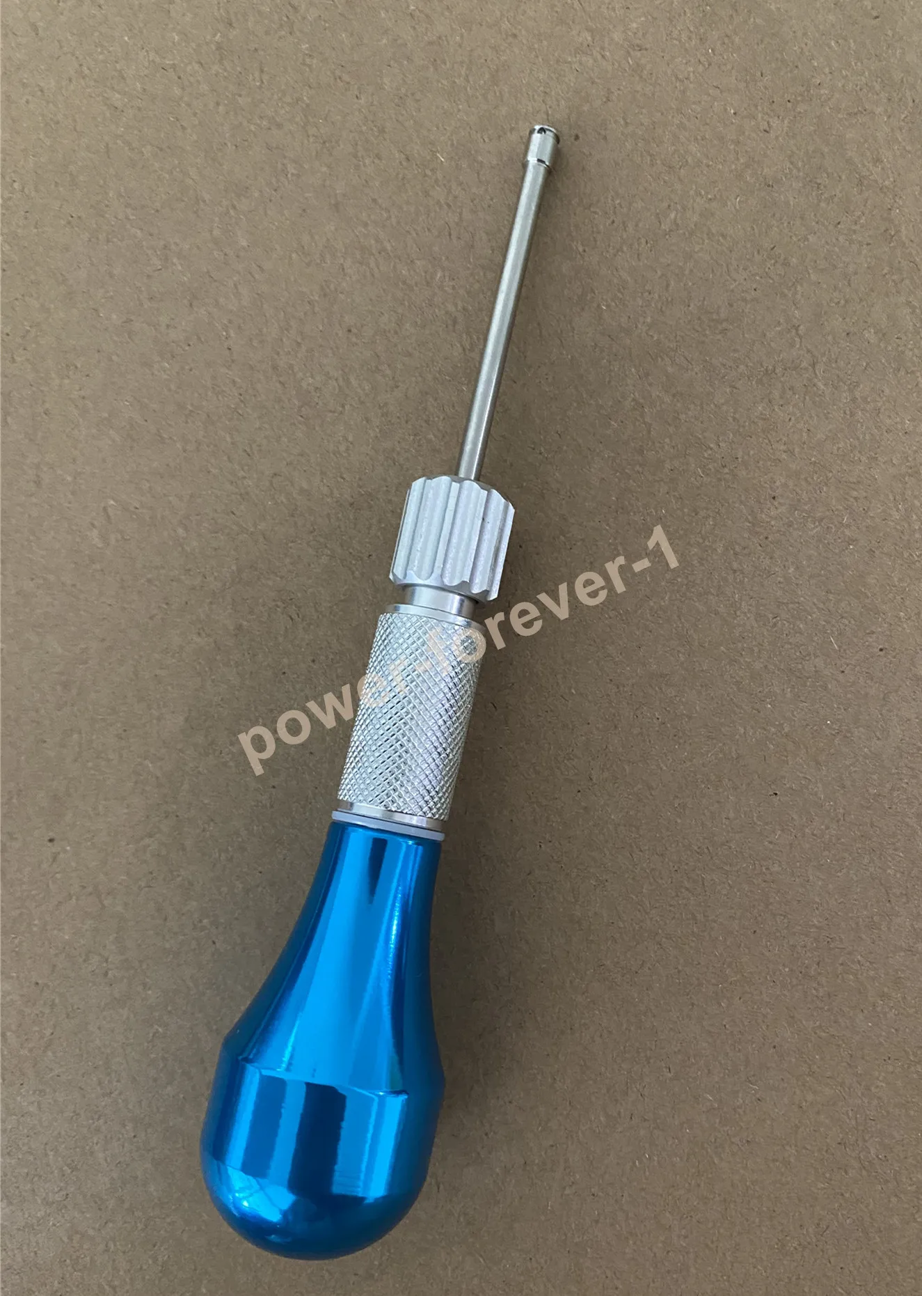 

Зубные микроанкерные имплантаты синего цвета, ручка отвертки, мини-гаечный ключ для вставки винтов