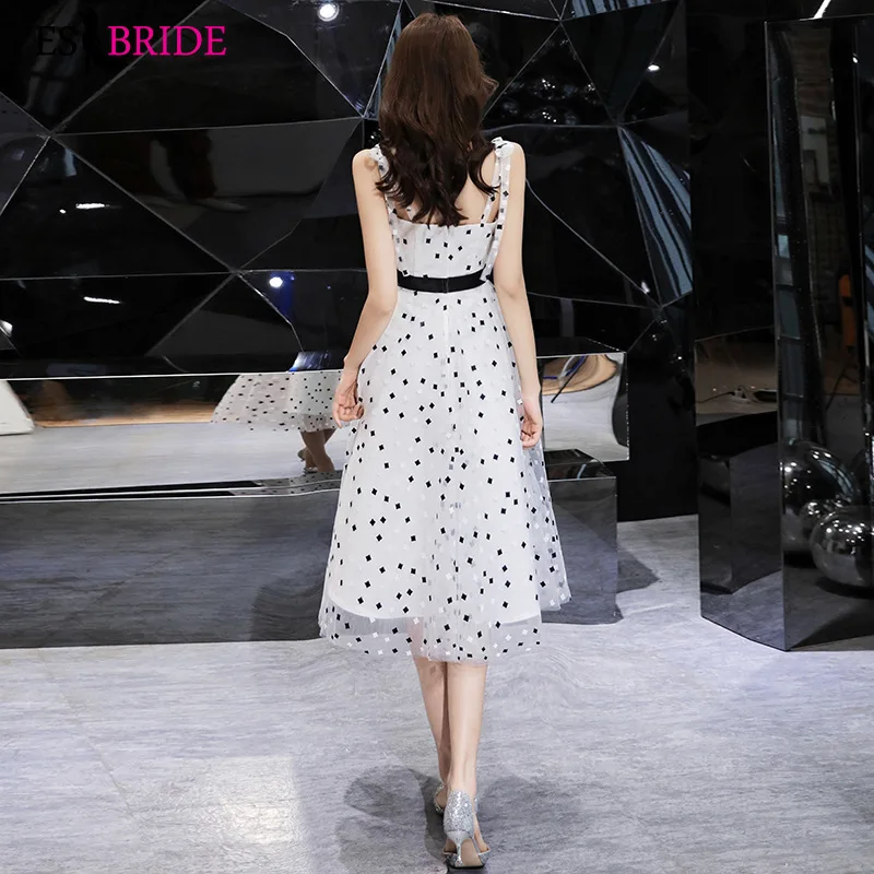 Черное коктейльное платье в горошек с глубоким круглым вырезом без рукавов