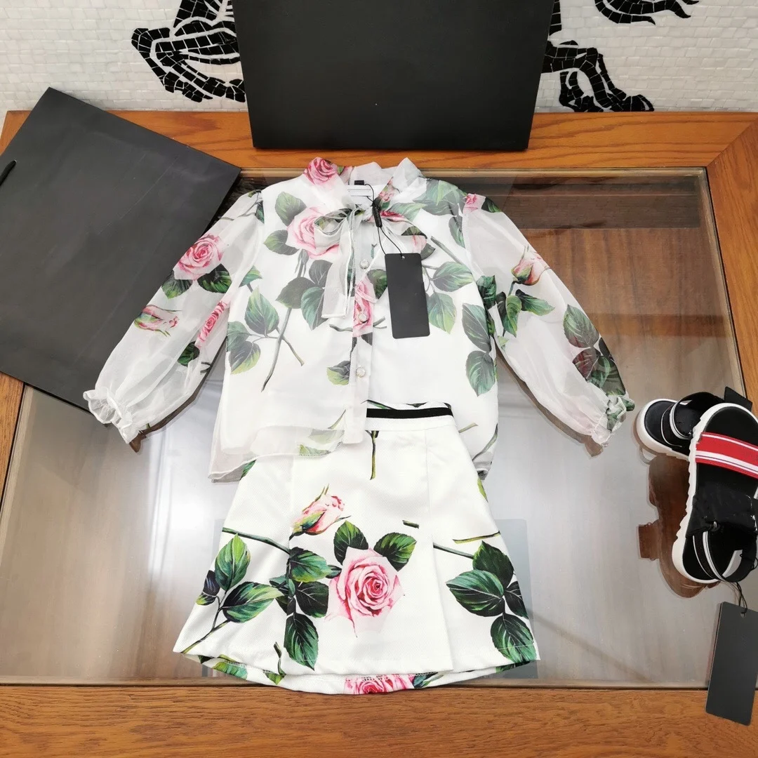 

Весенне-осенний костюм для девочек, новинка, шифоновая рубашка с длинным рукавом и бантом с принтом и полуюбка, праздничный костюм из двух п...