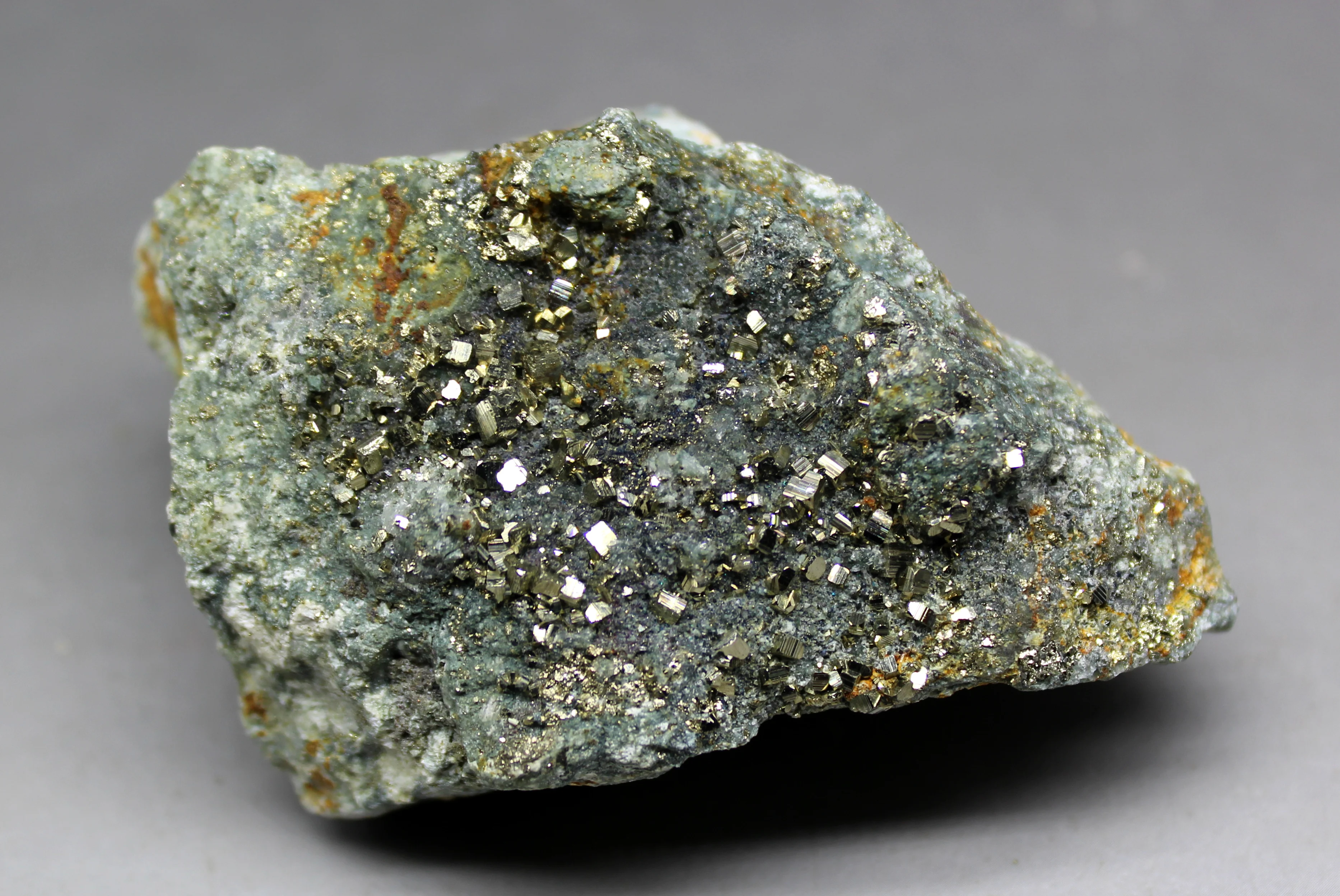 132 г натуральный Блестящий pyrite образцы минералов Crystals and камни лечебные
