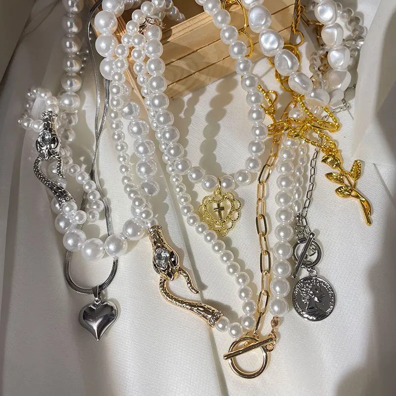 

Асимметричная металлическая цепь в форме сердца, искусственная подвеска, змея, белая, для женщин, украшения для вечеринки HUANZHI, новинка 2022