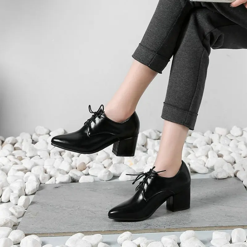 Женские туфли-оксфорды на квадратном каблуке с острым носком шнуровке | Обувь