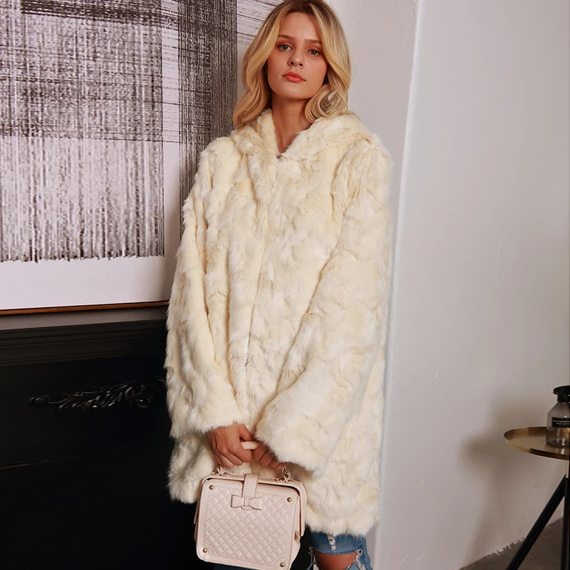 Женское длинное пальто с капюшоном бежевое повседневное из искусственного меха