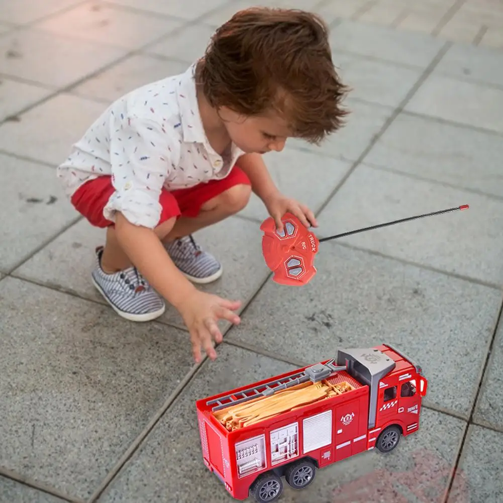 Пожарная машина RC с водяными пушками 4-канальный Радиоуправляемый пожарный