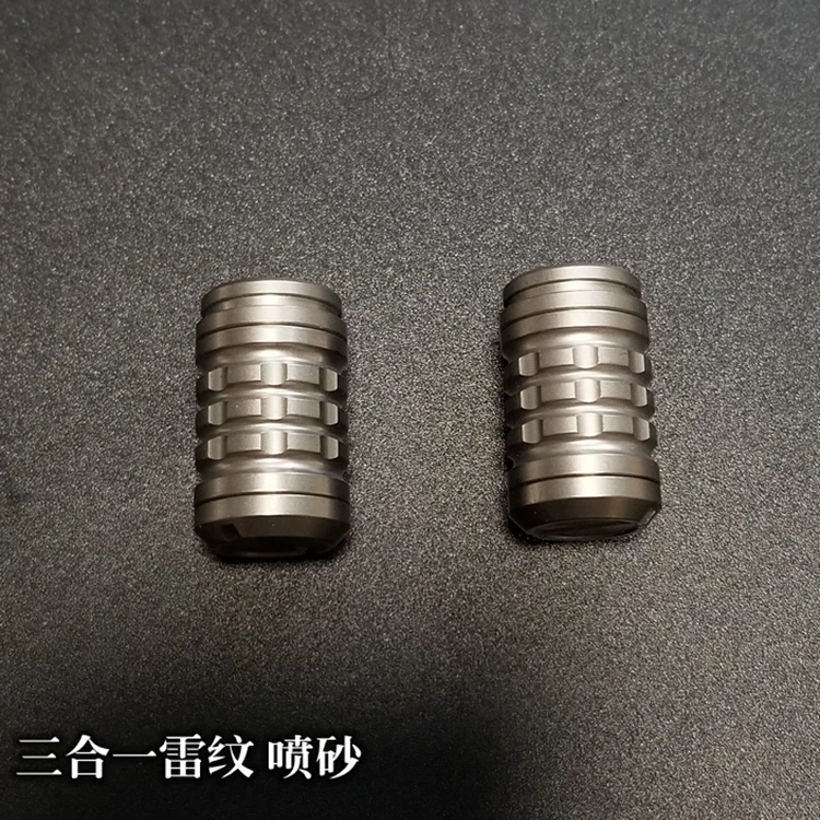 Подвеска Три в одном из титанового сплава с большим ножом и фонариком |