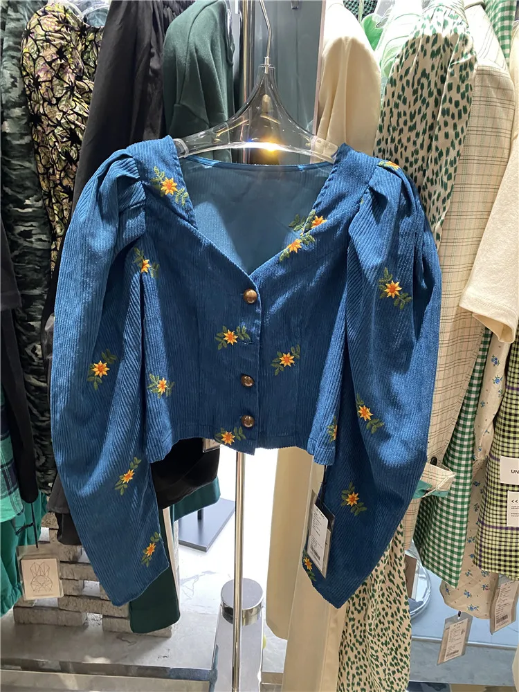 

2021 Early Autumn New Fashion Retro Short Sleeve Embroidered Jacquard Shirt Breasted Puff Sleeve Top Women
