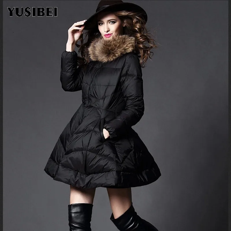 Женская зимняя куртка-накидка на белом утином пуху с воротником из енота | одежда