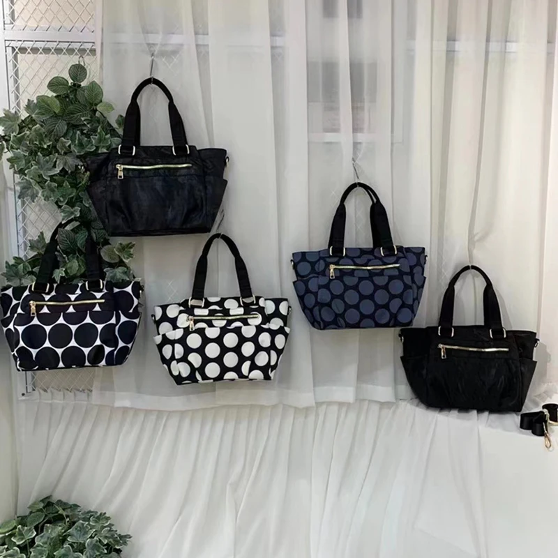 

Женская сумка осень 2021 Новинка модная трендовая сумка на одно плечо вместительная многослойная нейлоновая тканевая портативная Диагональ...