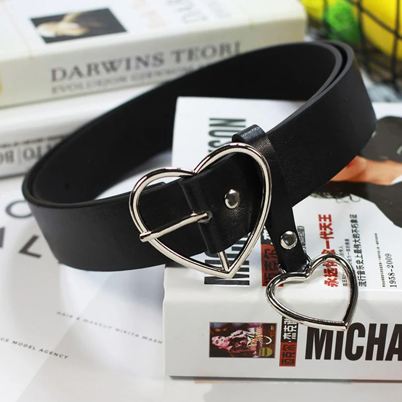 Женский кожаный ремень в стиле Харадзюку черный с сердечками из серебристого