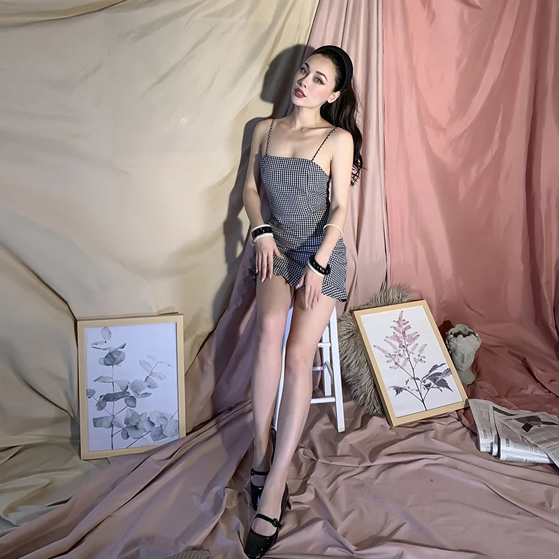 Женское винтажное мини-платье на бретелях черное/Белое клетчатое платье выше