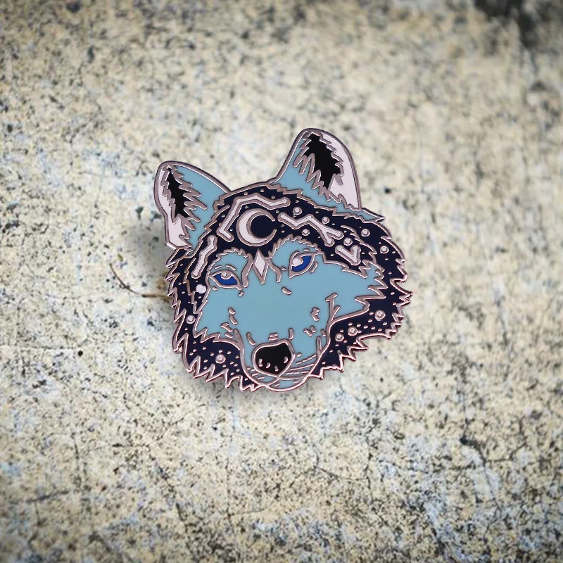 С изображением заснеженной горы с ясного звездного волка эмали штырь