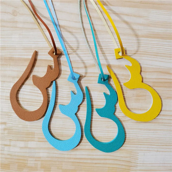

Wholesale Custom Made Genuine Natural Leather Character Alphabet Arabic Letter Keychain Backpack Pendant Ladies Women Bag Charm