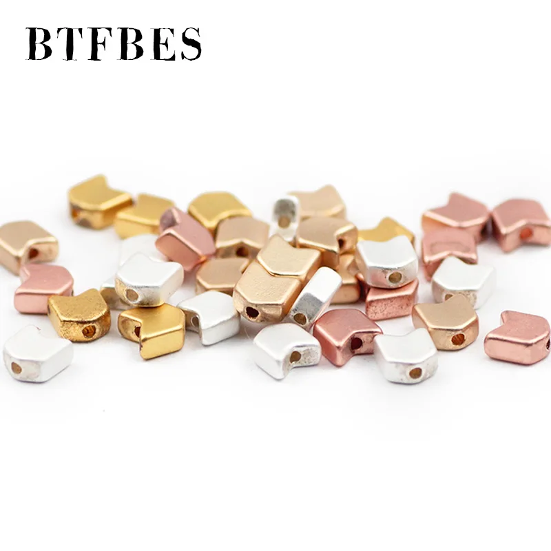 Гематит натуральный матовый камень золото серебро шарм маленькая стрела 4 мм