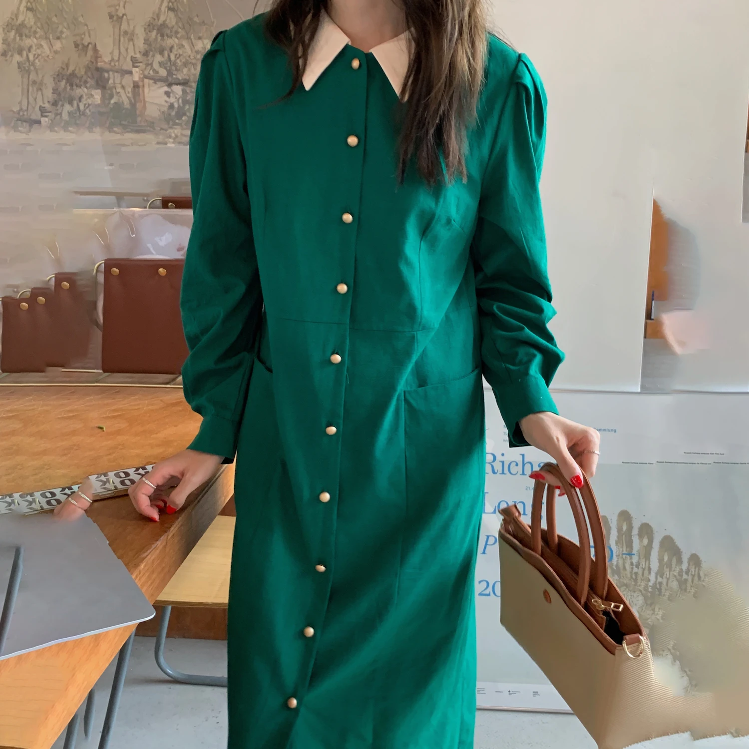 

SuperAen 2021 осеннее однотонное Ретро Повседневное платье до середины икры с металлической пряжкой и декоративным отложным воротником для женщ...