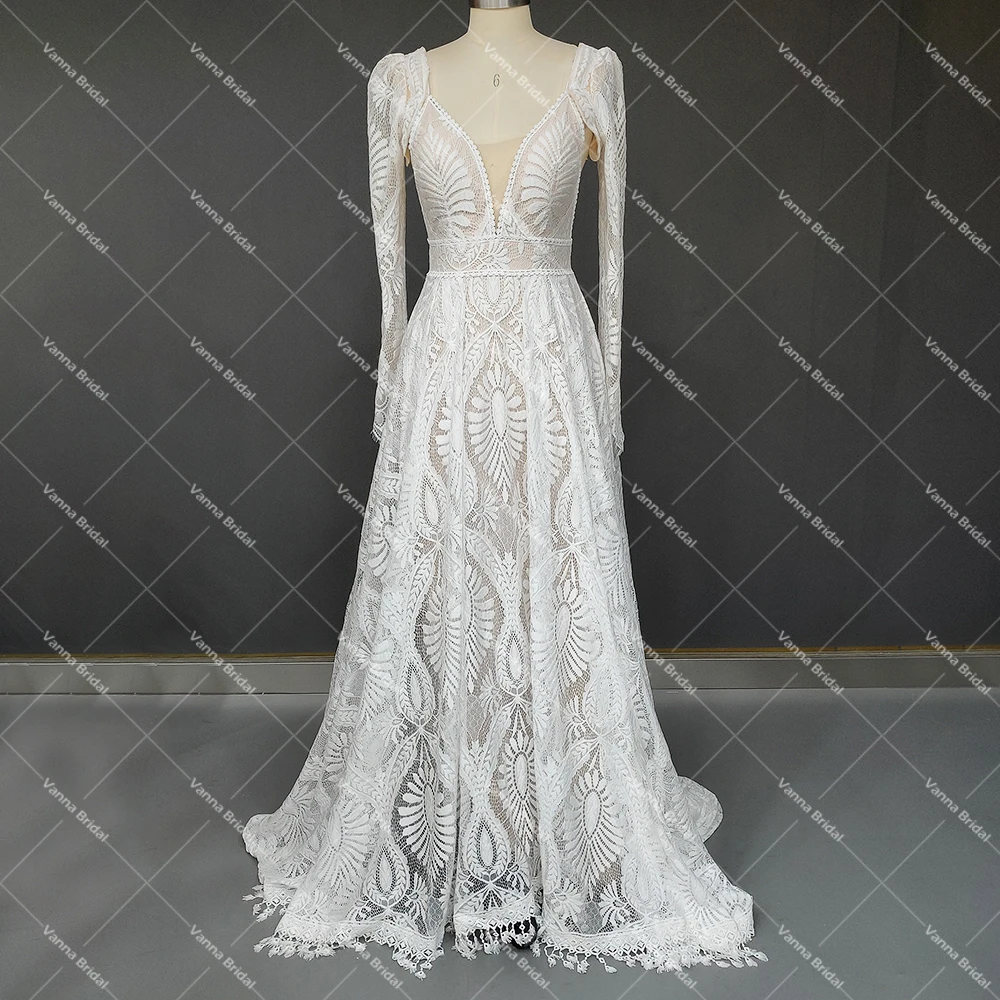 Кружевное свадебное платье на бретелях-спагетти с длинным рукавом и открытой