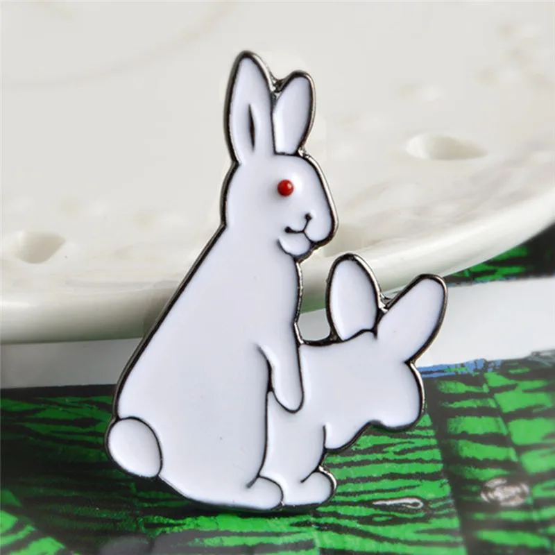 Мультфильм белый кролик злой брошь булавки животное джинсовая куртка корсаж