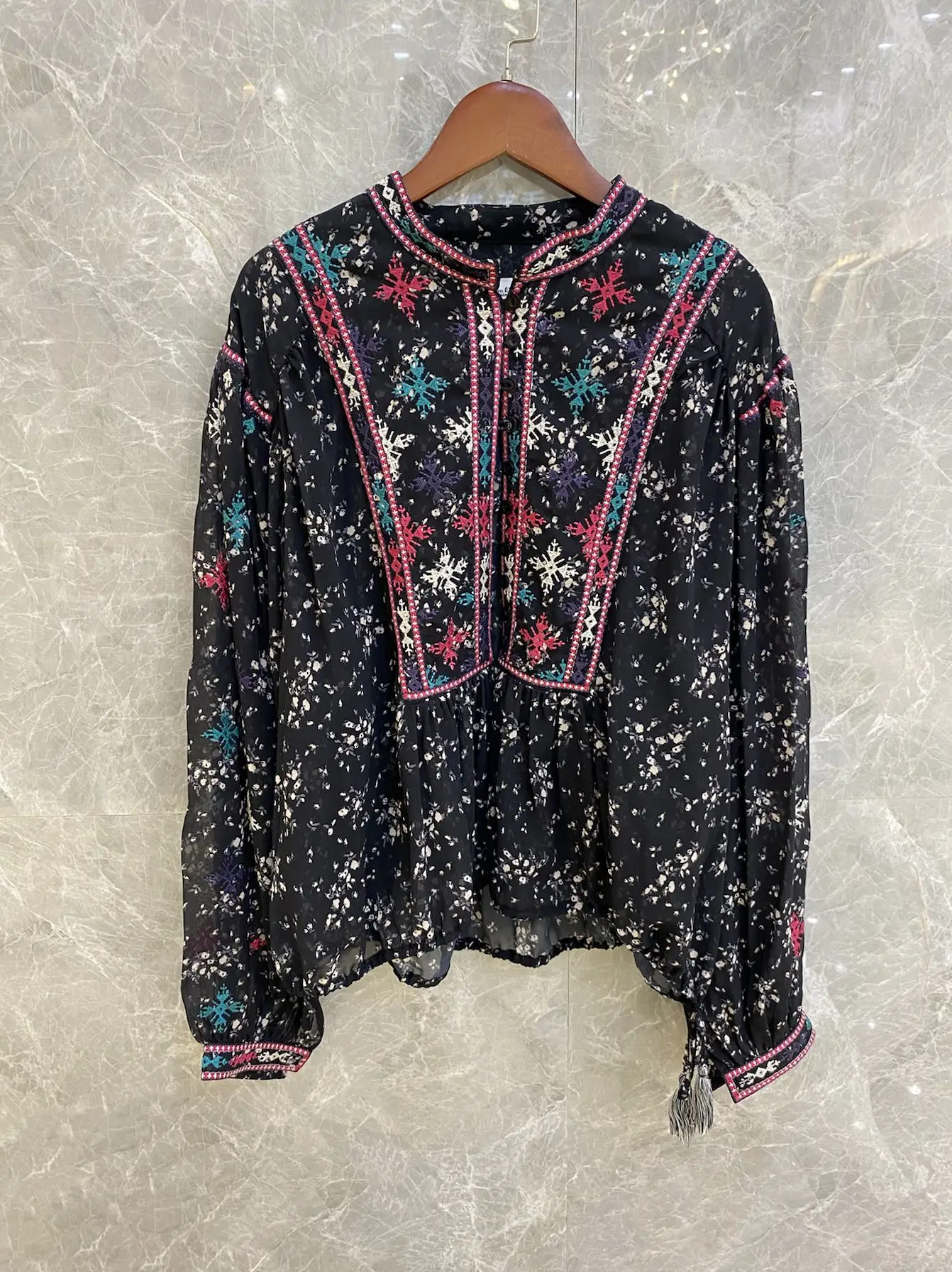 Женская блузка с цветочной вышивкой круглым вырезом на пуговицах | одежда