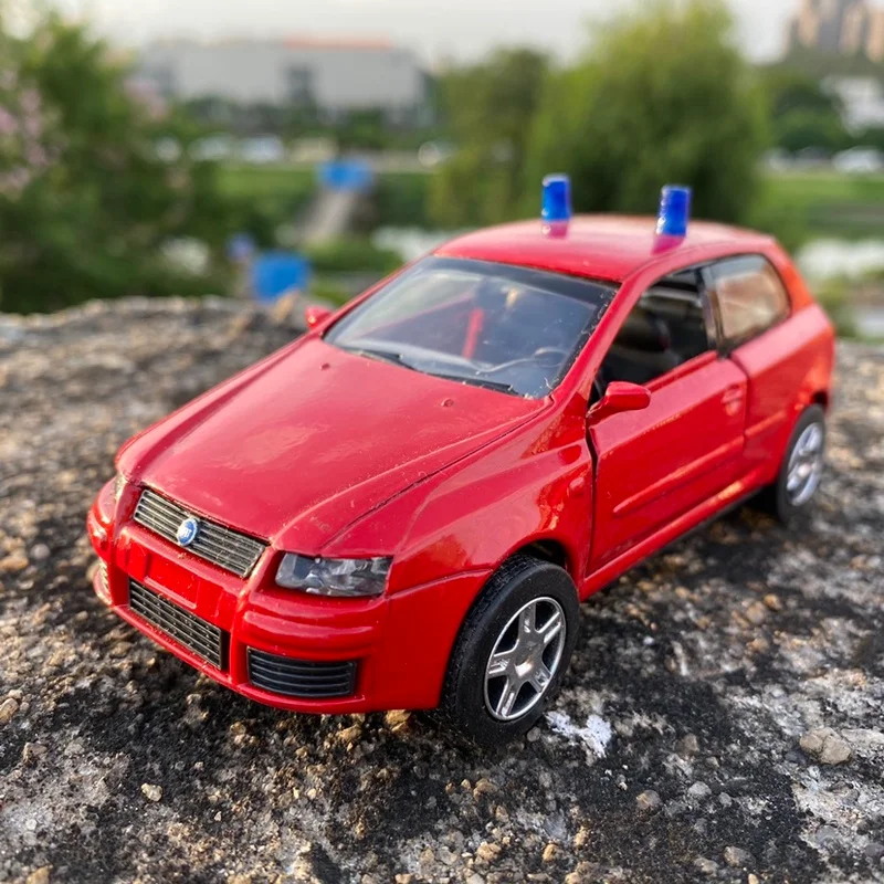 Модель автомобиля Fiat Stilo из металлического сплава модель игрушечного детские