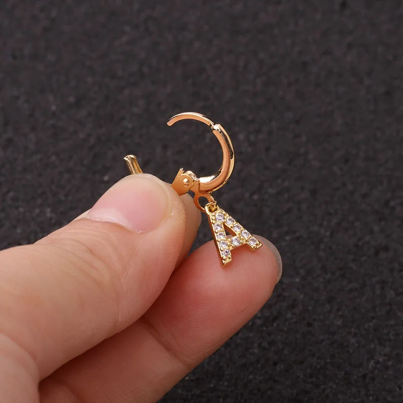 1 шт. 9 мм Диаметр кольцо для пирсинга маленькими камнями 26 Английский алфавит с заглавными буквами на крючках хрящевая спираль серьги на ушную раковину с пирсинг ювелирные изделия