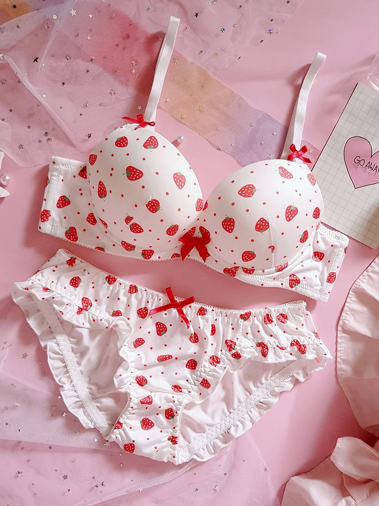 Симпатичный комплект с клубничным бюстгальтером и трусиками в японском стиле