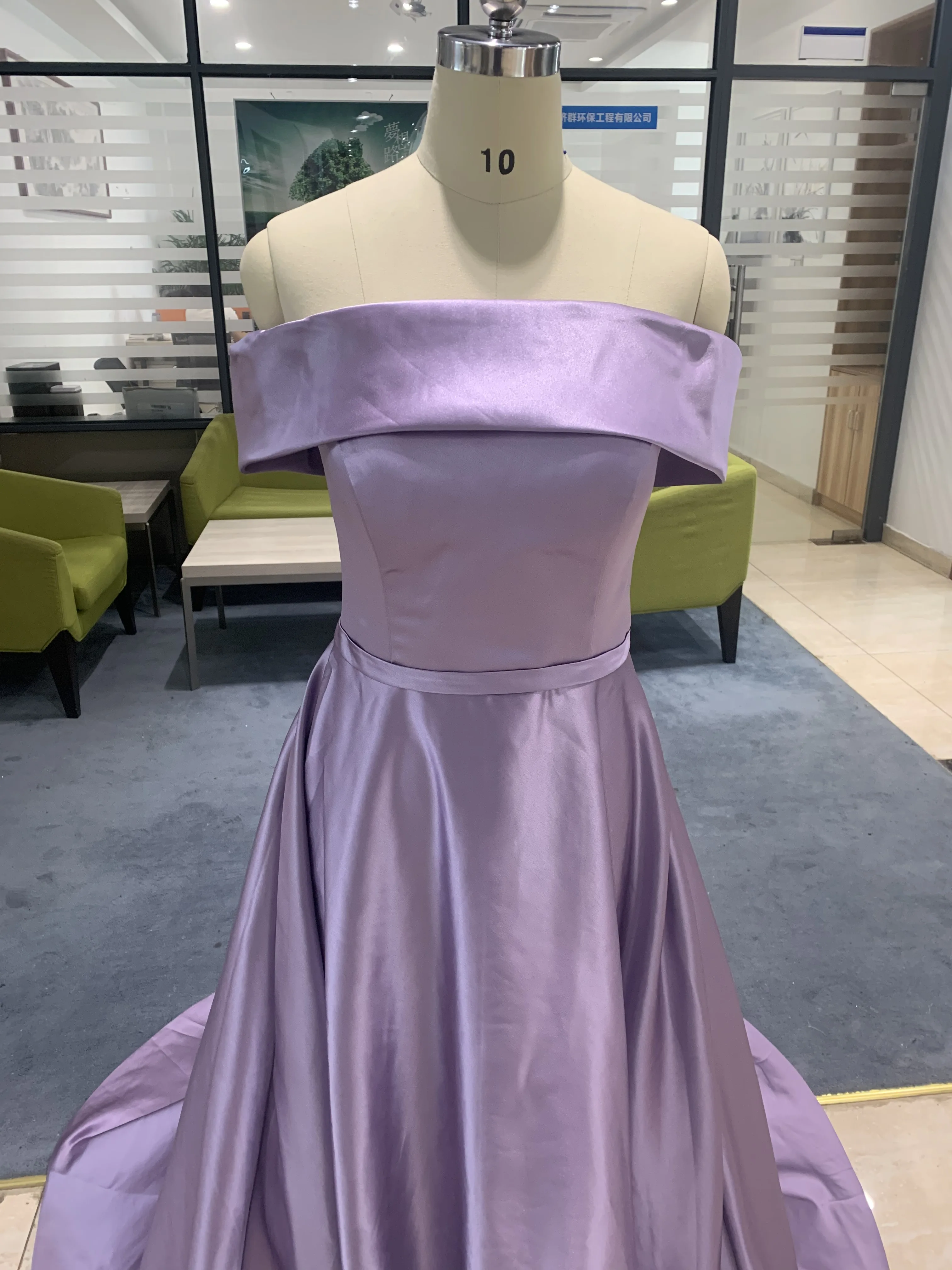 Платье свадебное атласное со шлейфом ТРАПЕЦИЕВИДНОЕ шнуровкой сзади - купить по