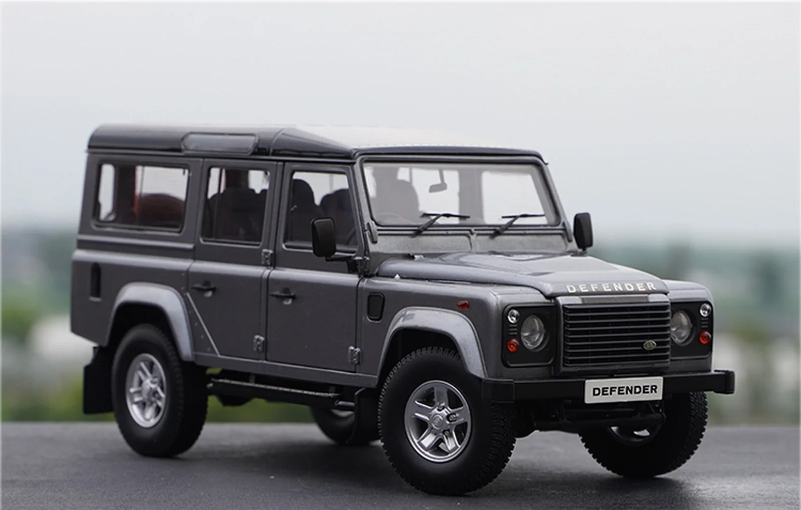 

1/18 Century Dragon Defender 110 RHD Silver Diecast Car Model Toy Collection