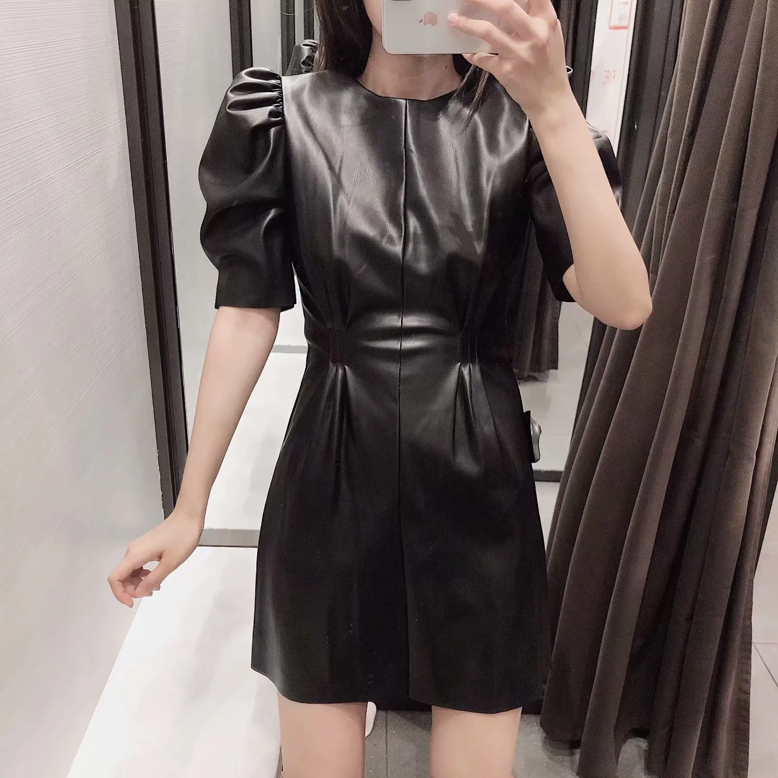 Женский плиссированный сарафан из искусственной кожи короткий с круглым вырезом