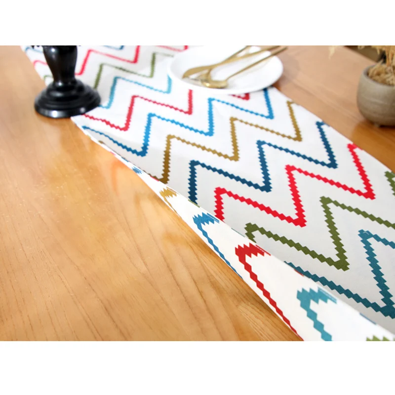 Декоративная скатерть в полоску с геометрическим элементом | Дом и сад