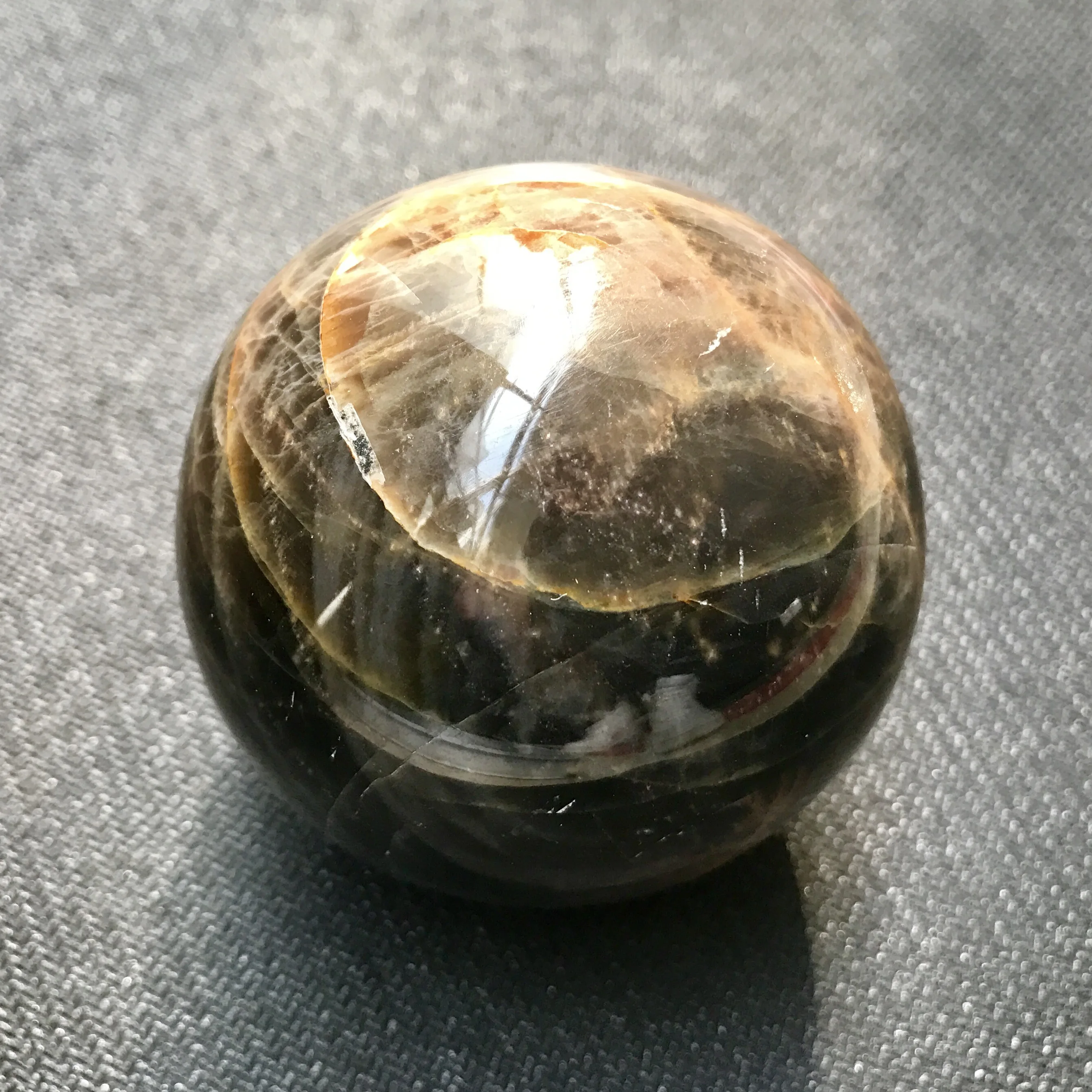 Красивый натуральный черный лунный камень диаметром около 60 мм сферический для