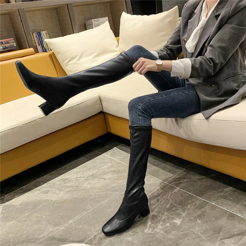 Женские высокие сапоги до бедра бежевые черные на блочном каблуке 5 см эластичные