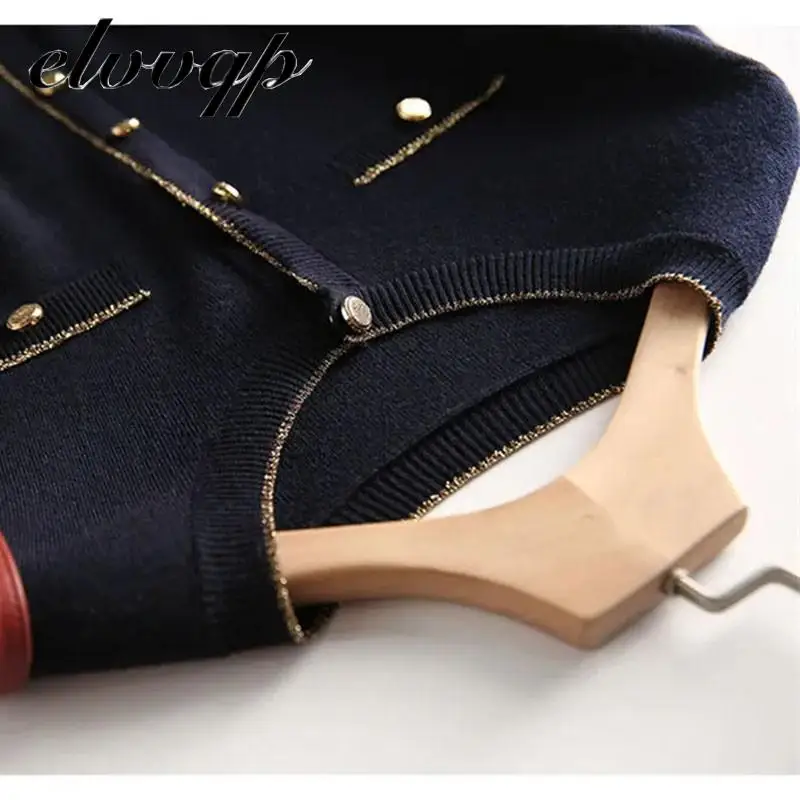 Женское трикотажное облегающее платье-свитер средней длины с круглым вырезом и