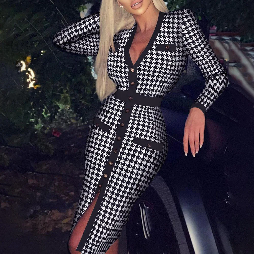 Женское платье с геометрическим принтом черно белое из твида длинным рукавом и V