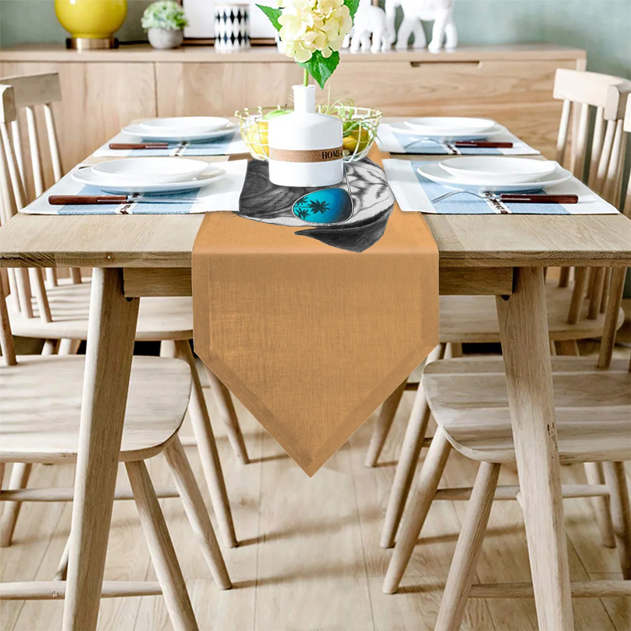 Скатерть для стола современная в виде мопса с солнцезащитными очками оранжевая