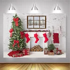 Фон для фотосъемки с изображением рождественского окна камина рождественской елки Красного носка белого кирпичной стены снежного леса