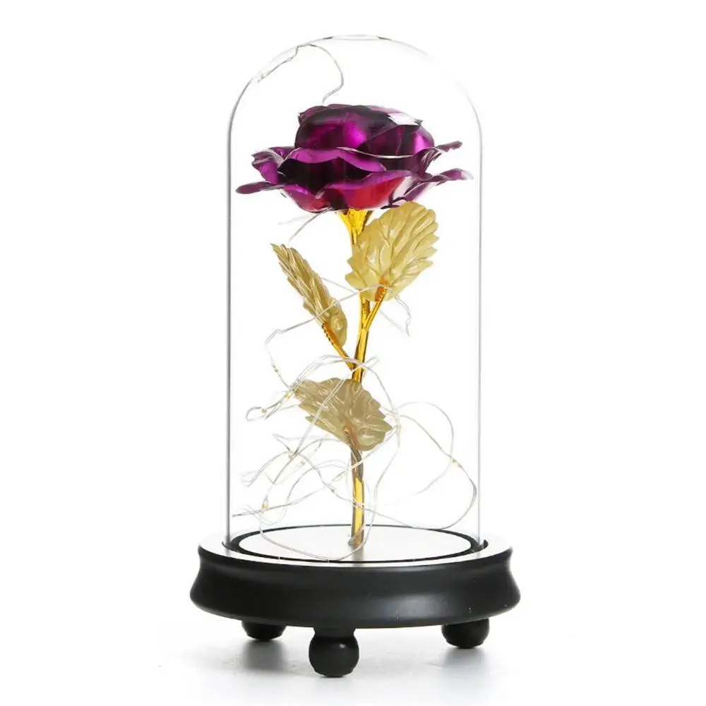 Несколько цветов красная роза в стеклянном куполе на деревянной основе для