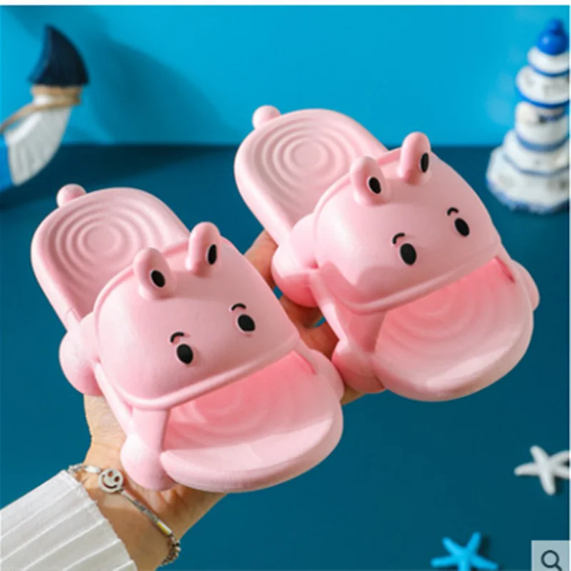 Тапочки пляжные унисекс милые Мультяшные шлепанцы мягкие Нескользящие из ПВХ