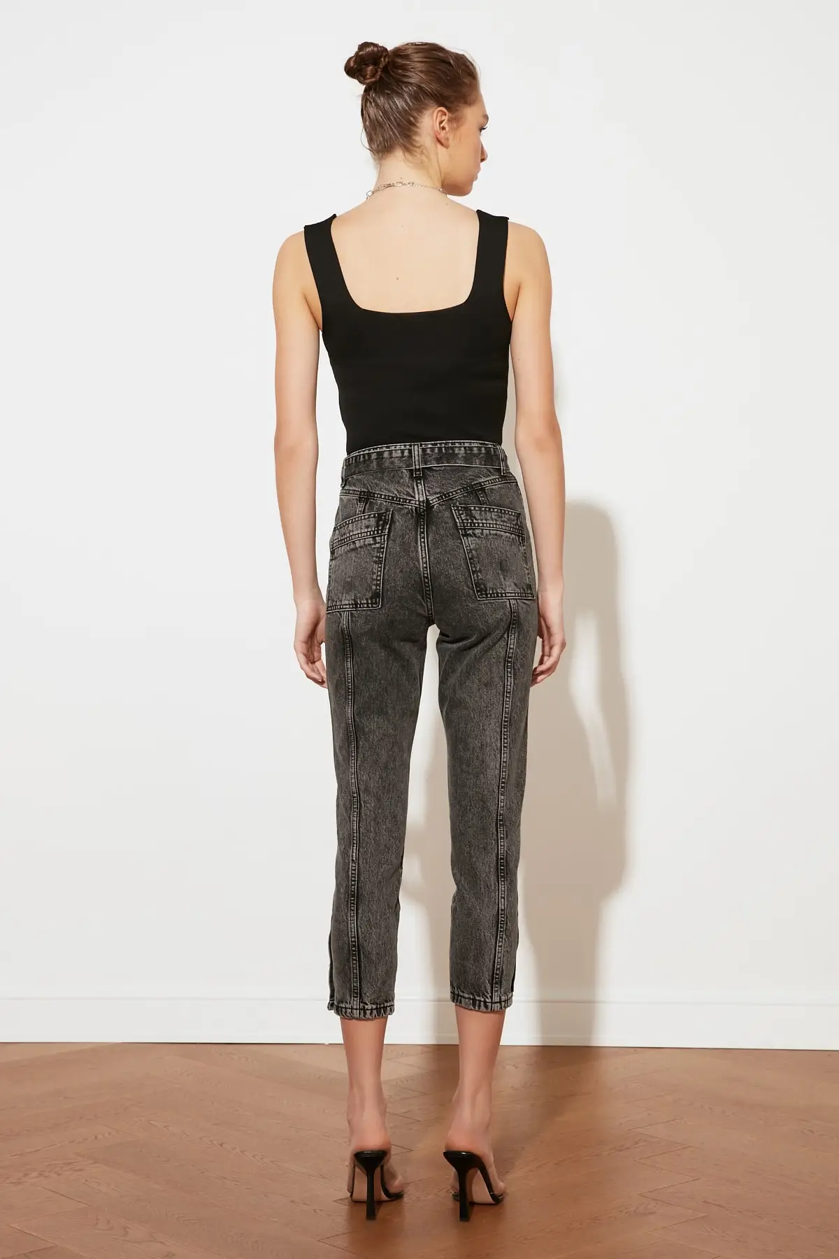 

Trendyol Arched Trotting Detailed High Bel Mom Jeans TWOSS21JE0503