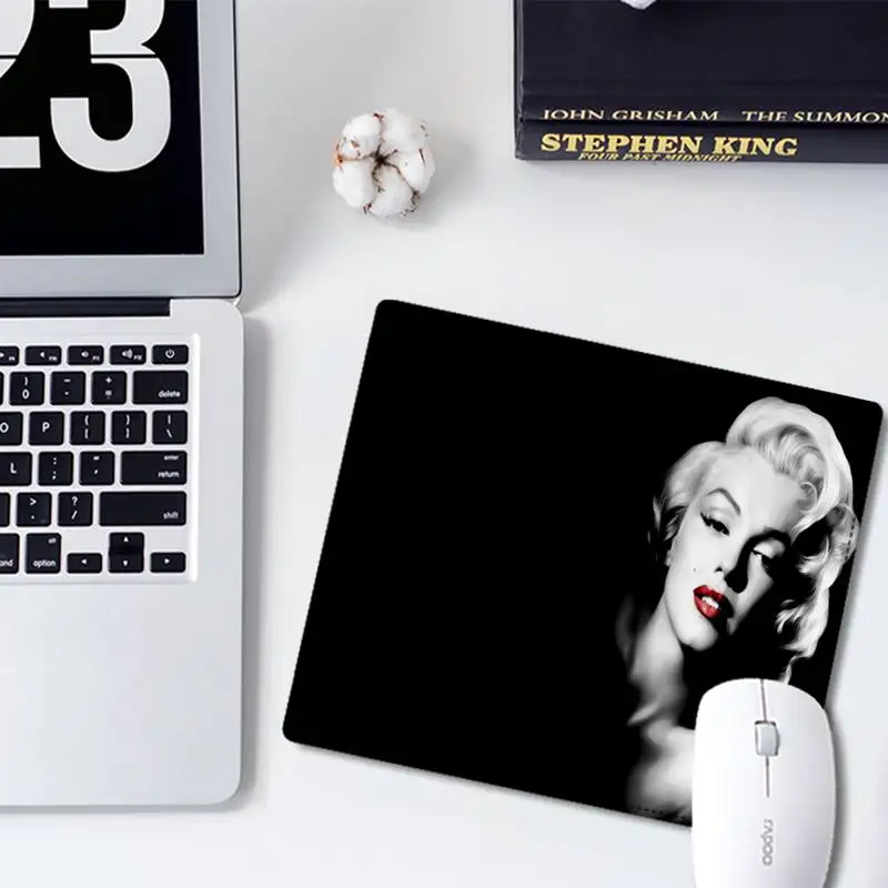 

Коврик для мыши Marilyn Monroe с кошкой и подругой, удобный игровой коврик для мыши, размер 18x20 см, 25x29 см, маленький коврик для мыши